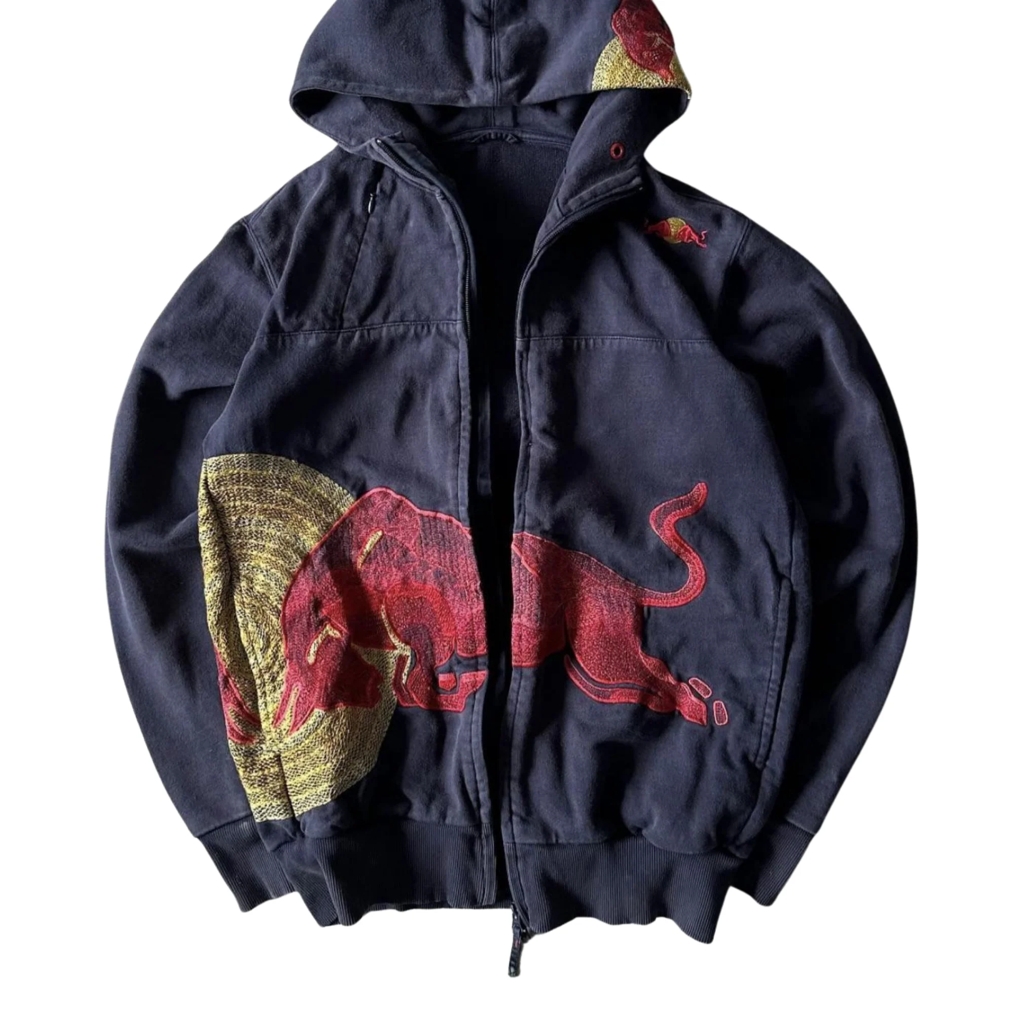 Sudadera de Red Bull y jeans